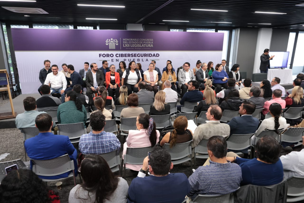 Necesario tipificar ciberasedio para garantizar seguridad y justicia: panelistas en Foro de Divulgación 