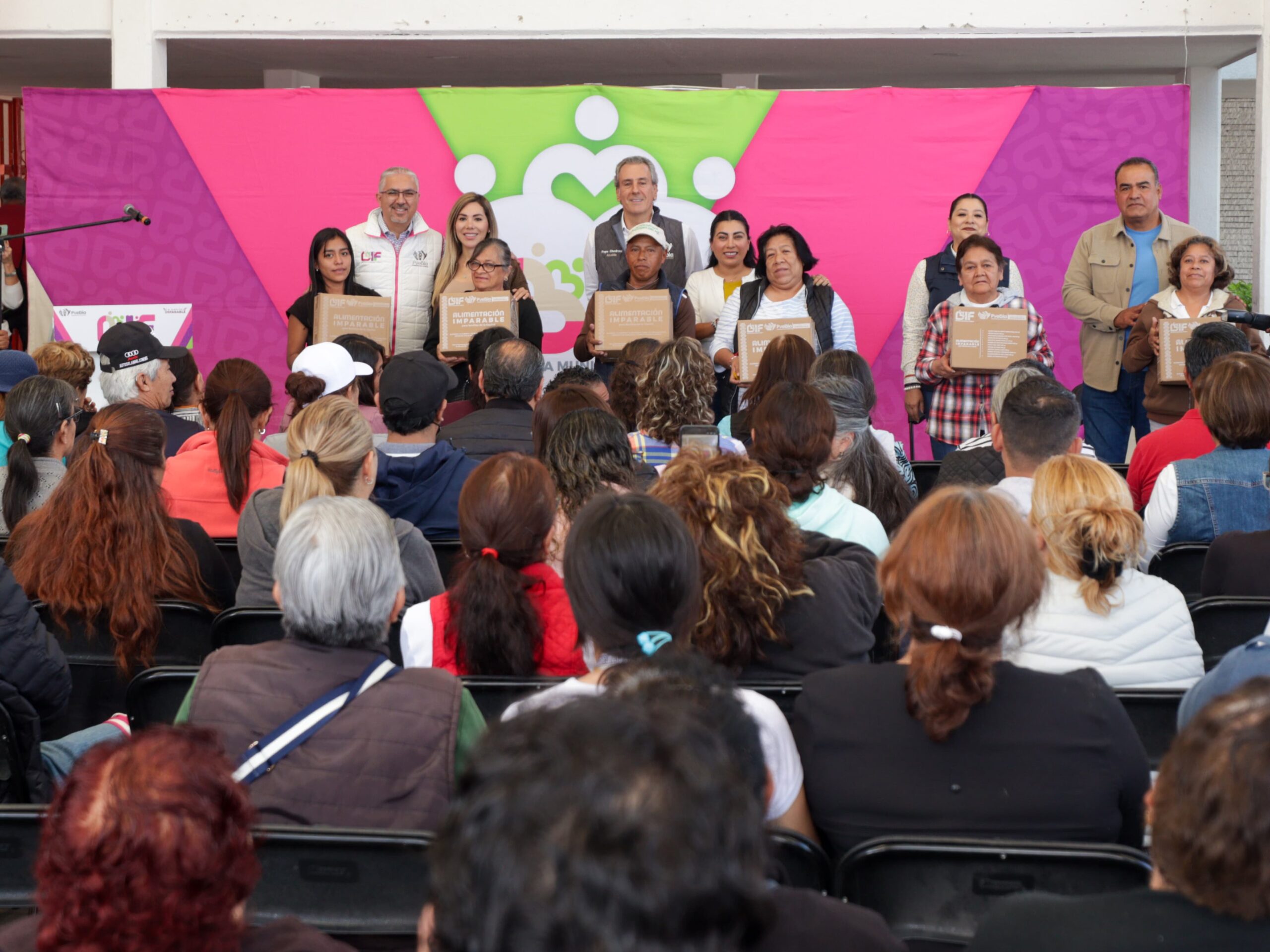 Entrega Pepe Chedraui apoyos alimentarios a familias de San Baltazar Campeche