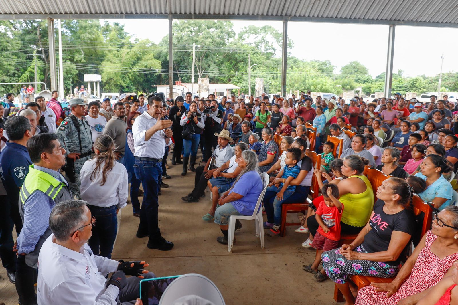 Gobierno federal y estatal encabezan reapertura de caminos y entrega de víveres en Pantepec