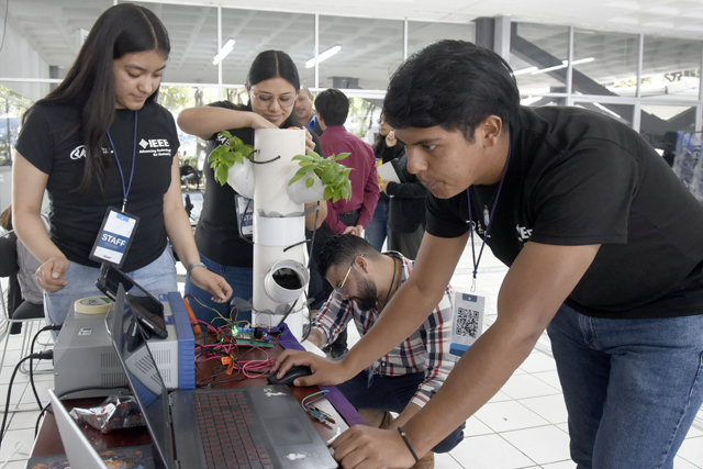 Exponen estudiantes BUAP, miembros de la IEEE, proyectos de ciencia y tecnología