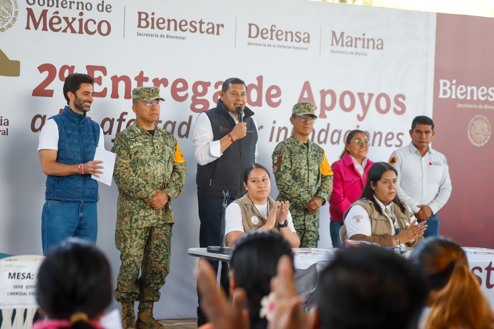 Puebla de pie, gobernador Armenta supervisa entrega de apoyos en El Carrizal