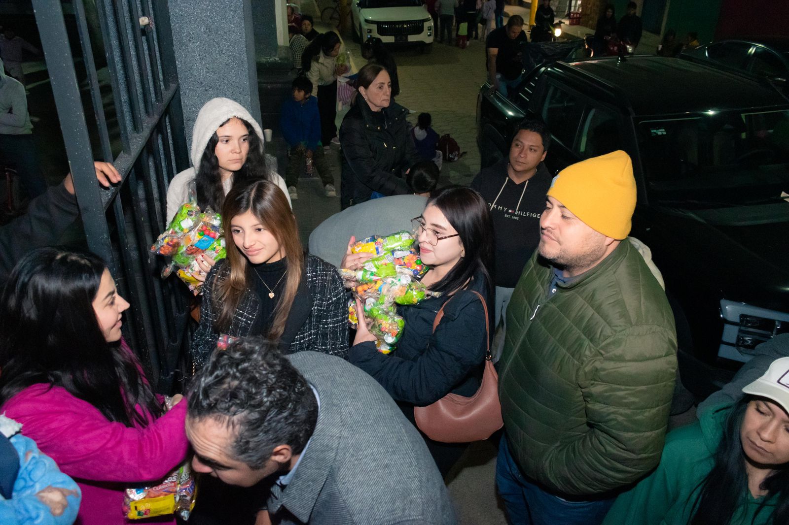 Más de mil aguinaldos entregó la diputada Nayeli Salvatori a habitantes del Distrito 18 