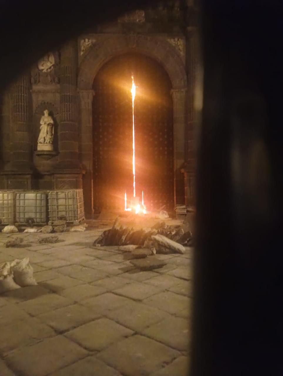 Protección Civil sofoca incendio en Catedral de Puebla