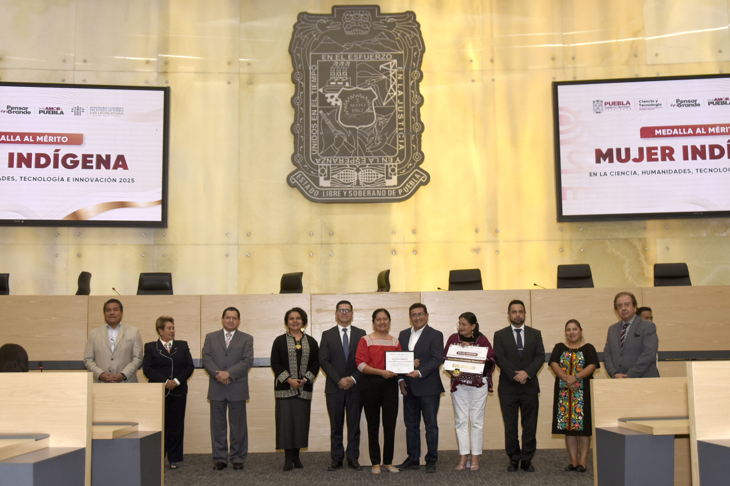 Académica BUAP recibe la Medalla al Mérito Mujer Indígena 2025 por el Congreso de Puebla