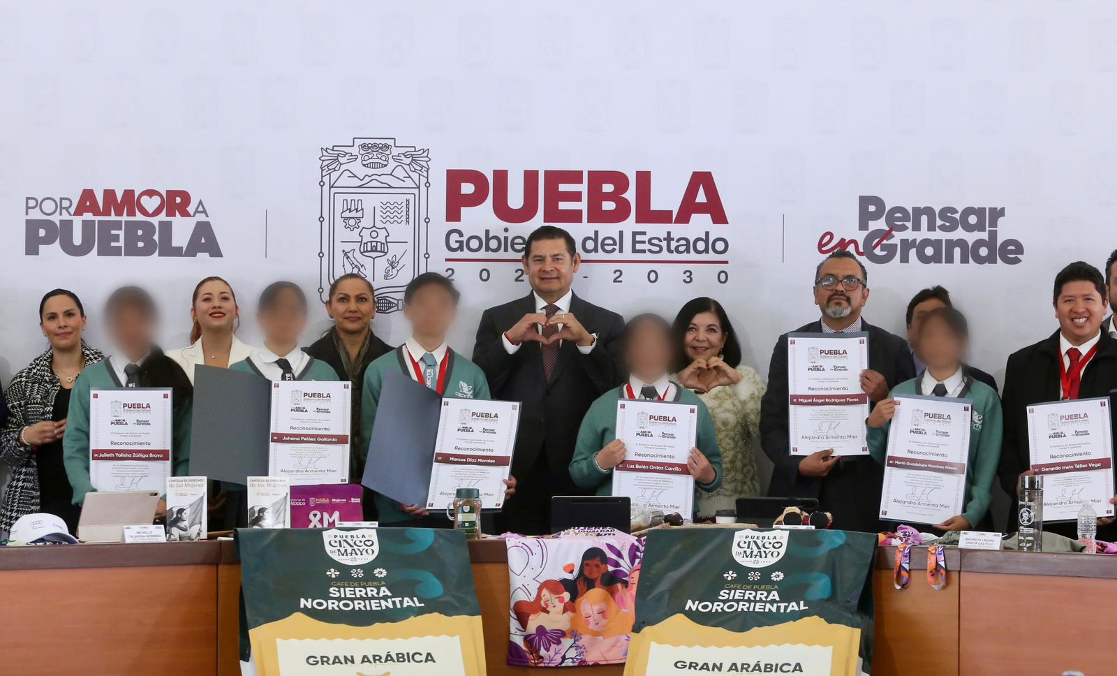 Puebla tierra de campeones: estudiantes de CECYTI acudirán a ferias internacionales de ciencia