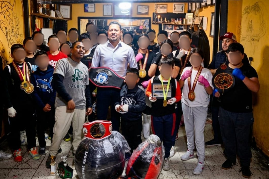 Entrega diputado Andrés Villegas equipo deportivo a la academia de boxeo Wolf Sport en Ciudad Serdán
