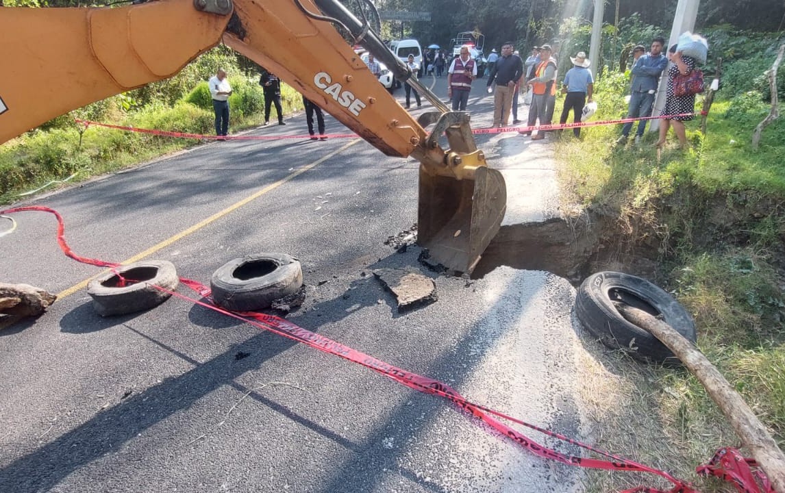 Atiende Gobierno Estatal falla en carretera Acuaco – Huehuetla