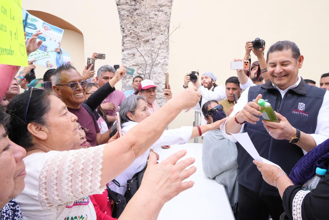 Armenta Mier escucha de manera directa necesidades de habitantes de Atlixco