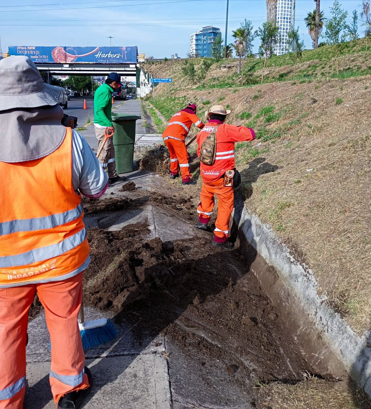 Gobierno de Pepe Chedraui intensifica limpieza de cunetas en Bulevar Atlixcáyotl ante temporada de lluvias