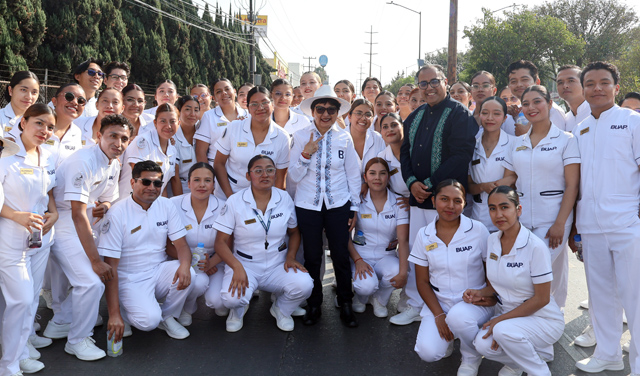 Encabeza la Rectora Lilia Cedillo contingente de la BUAP en el desfile del 5 de Mayo