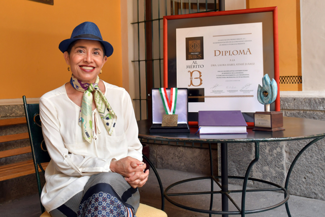 Recibe la doctora Laura Athié, posdoctorante de la BUAP, el Premio Biblos 2026 al Mérito en Humanidades