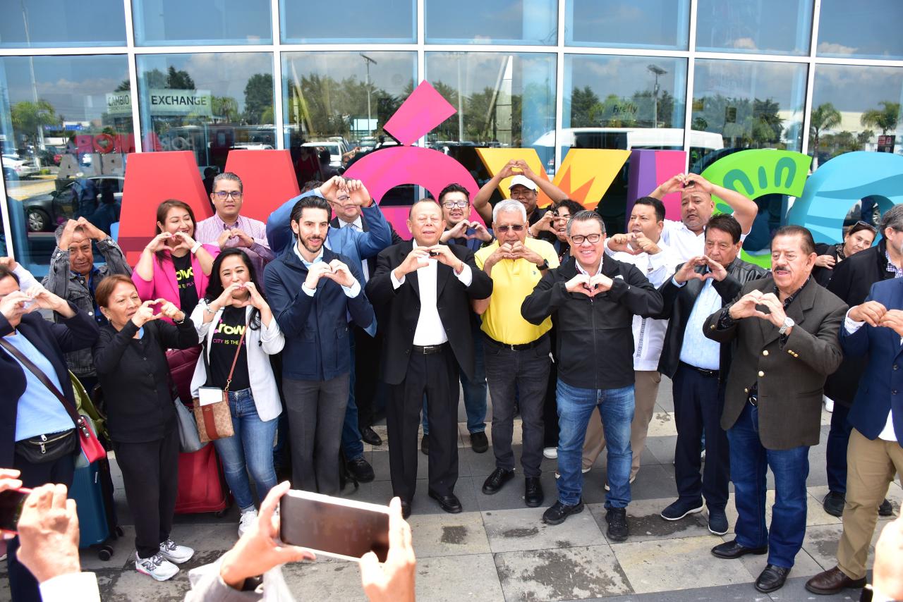 Llegan a Puebla los primeros pasajeros del vuelo directo desde NEWARK