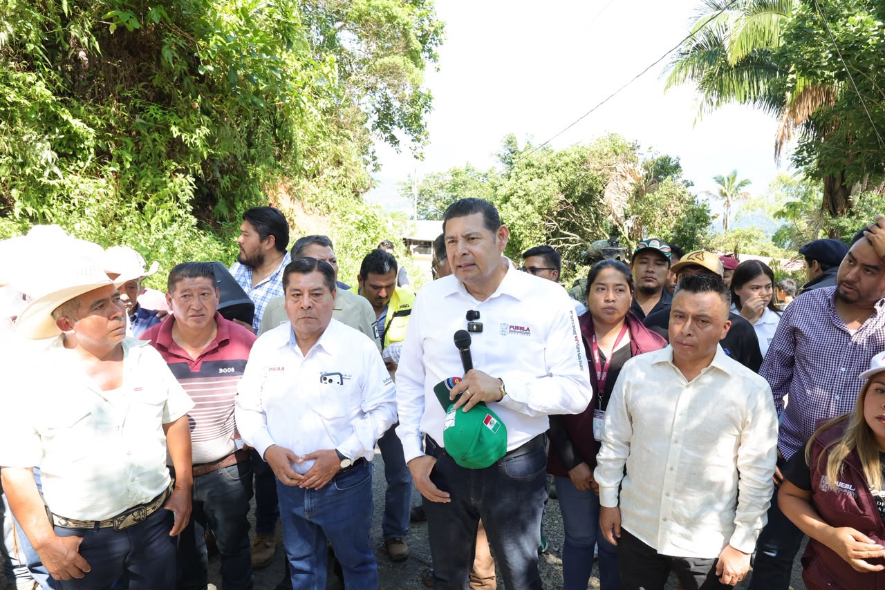 Gobierno Estatal despliega maquinaria y apoyos sociales para atender emergencia en la Sierra Negra
