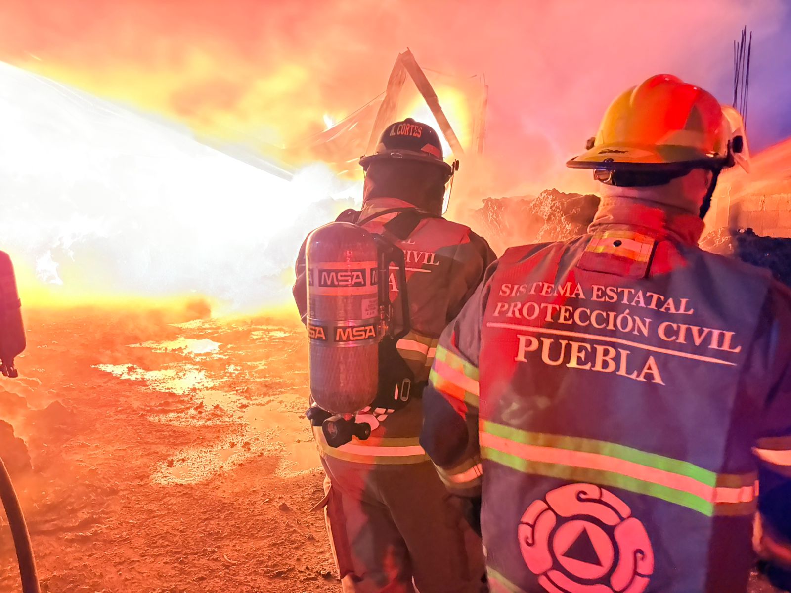 Coordinación interinstitucional contiene incendio y salvaguarda población en Puebla