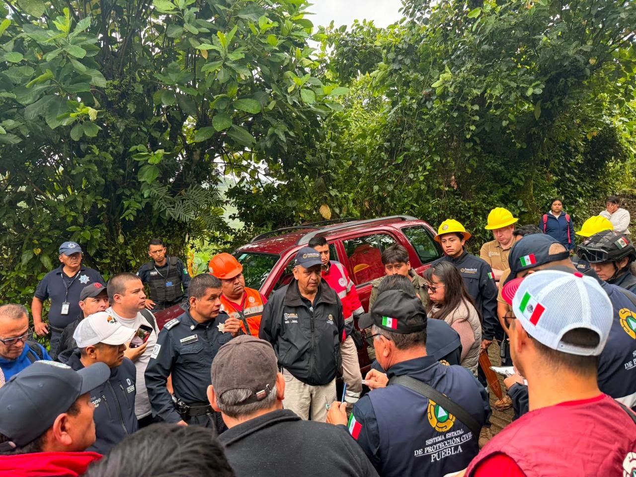 Protección Civil refuerza labores de rescate de familia atrapada en gruta de Cuetzalan