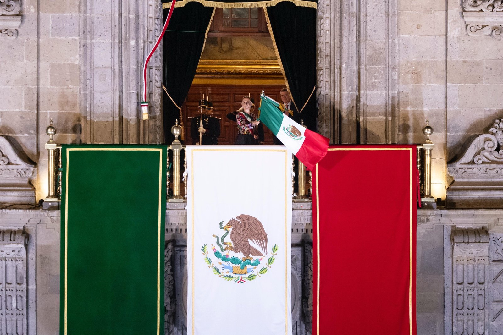 ¡Viva México libre, independiente y soberano!: Presidenta Claudia Sheinbaum encabeza ceremonia por el 216 Aniversario del Grito de Independencia