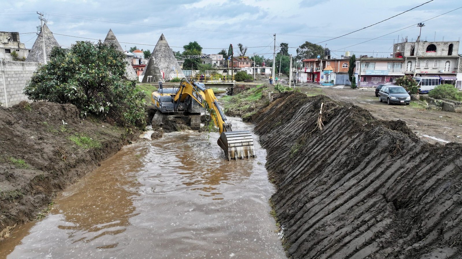 Gobierno estatal despliega maquinaria pesada tras deslaves e inundaciones en Ciudad Serdán