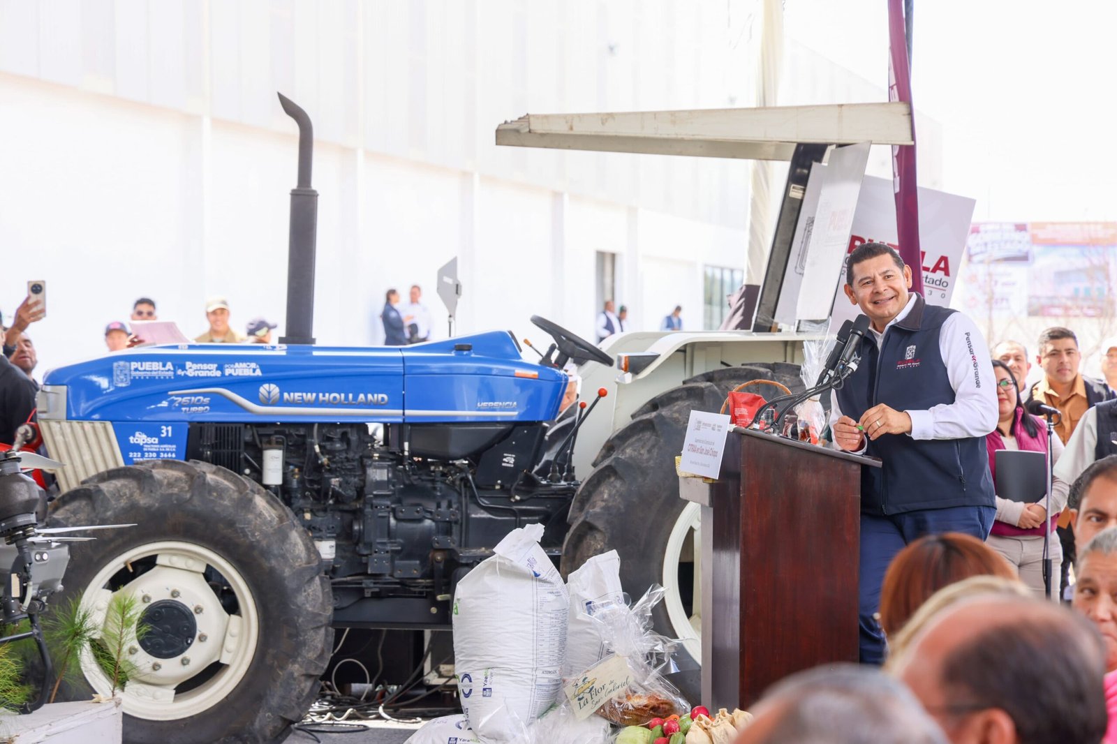 Gobernador Alejandro Armenta acerca maquinaria y tecnología agricola a San José Chiapa